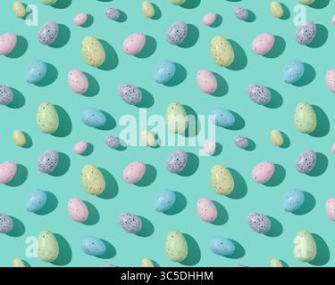 Muster mit pastellfarbenen Ostereiern auf mintfarbenem Hintergrund, Draufsicht Stockfoto