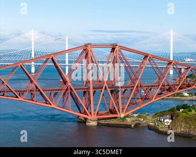 NORTH QUEENSFERRY, FIFE, SCHOTTLAND - 18. JUNI 2025: Aerial View, The Forth Rail Bridge, Firth of Forth und North Queensferry, Schottland Stockfoto