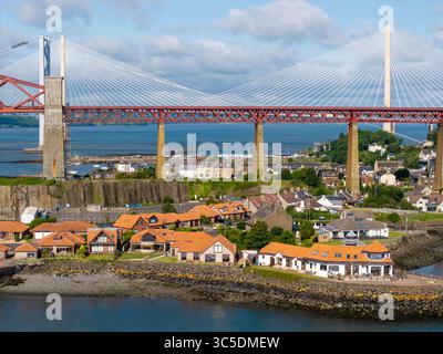 NORTH QUEENSFERRY, FIFE, SCHOTTLAND - 18. JUNI 2025: Aus der Vogelperspektive werden Wohngebäude entlang der Küste von North Queensferry, Schottland, unter der Küste von North Queensferry erfasst Stockfoto