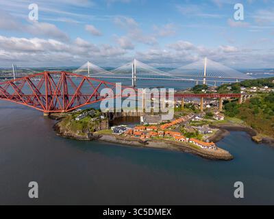 NORTH QUEENSFERRY, FIFE, SCHOTTLAND - 18. JUNI 2025: Aus der Vogelperspektive, Wohngebäude entlang der Küste von North Queensferry, Schottland unter dem for Stockfoto