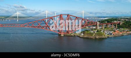 NORTH QUEENSFERRY, FIFE, SCHOTTLAND - 18. JUNI 2025: Luftaufnahme der Forth Bridge bei North Queensferry, die den Firth of Forth überspannt Stockfoto