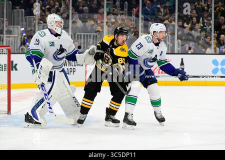 4. Februar 2020: Brad Marchand (63) wartet zwischen Vancouver Canucks Torwart Jacob Markstrom (25) und Verteidiger Alexander Edler (23) während des NHL-Spiels zwischen den Vancouver Canucks und den Boston Bruins im TD Garden in Boston, Mass. Eric Canha/CSM(Kreditbild: &Copy; Eric Canha/CSM via ZUMA Wire) Stockfoto