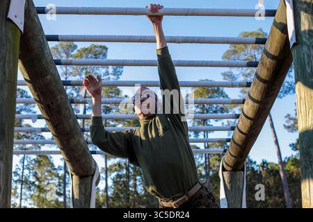 28. Januar 2020 - Parris Island, South Carolina, USA - Ein Rekrut bei Kilo Company, 3. Rekrut Training Battalion, navigiert einen Hinderniskurs während des Confidence Courses an Bord des Marine Corps Recruit Depot Parris Island, S.C., 28. Januar 2020. Der Confidence-Kurs besteht aus verschiedenen Hindernissen, die Rekruten körperlich und geistig herausfordern. (Kreditbild: © U.S. Marines/ZUMA Wire/ZUMAPRESS.com) Stockfoto