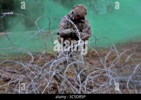 2. Februar 2020 - Hohenfels, Bayern, Deutschland - 2. Panzerbrigade Combat Team, 1. Kavalleriedivision, Soldat zieht Draht, um einen Weg für M1A2-Panzer und US-Bradley-Kampffahrzeuge zu beschreiten, um das Ziel während Force on Force zu sichern. Teil der Trainingsübung kombiniert Resolve XIII im Joint Multinational Readiness Center in Hohenfels, Deutschland am 2. Februar 2020. (Bild: © U.S. Army/ZUMA Wire/ZUMAPRESS.com) Stockfoto
