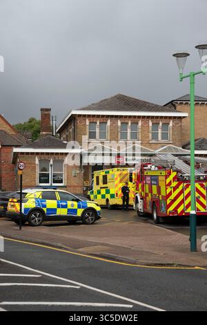 BERKHAMSTED - JULI 30: Vermuteter Todesfall auf der Bahnlinie bei Berkhamsted. Szenen rund um den Bahnhof Berkhamsted heute, 30. Juli 2025. Alle Züge auf dem Abschnitt London Euston nach Milton Keynes wurden aufgrund eines mutmaßlichen Todes auf der Strecke in Berkhamsted, Hertfordshire, Großbritannien, eingestellt. Polizei, Feuerwehr und Krankenwagen waren alle anwesend. Foto: © David Levenson/Alamy Live News Stockfoto