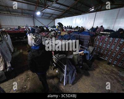 11. Dezember 2019, Sarajevo, Bosnien und Herzegowina: Schlafbedingungen des Flüchtlingslagers Usivak in der Nähe von Sarajevo..in Bosnien und Herzegowina versuchen rund 8.000 Flüchtlinge und Migranten einen Weg zu finden, wie sie die Grenze nach Kroatien überqueren und weiter in die westeuropäischen Länder gelangen können. Einige von ihnen leben in überfüllten Flüchtlingslagern, andere hocken in verlassenen Gebäuden oder schlafen einfach auf der Straße. Viele von ihnen berichten, dass, wenn sie an der Grenze von der kroatischen Polizei erwischt werden, sie geschlagen, ihr Bargeld, Smartphones und Wertsachen gestohlen, Jacken und Schuhe verbrannt und sie sind beate Stockfoto