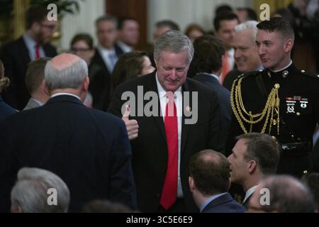 6. Februar 2020, Washington, District of Columbia, USA: US-Abgeordneter Mark Meadows (Republikaner von North Carolina) winkt und gibt dem US-Abgeordneten Louie Gohmert (Repräsentant von Texas) einen Daumen hoch, bevor US-Präsident Donald J. Trump am Donnerstag, den 6. Februar 2020, im East Room des Weißen Hauses in Washington D.C., USA, eine Stellungnahme zur Senatsabstimmung abgibt, um ihn von beiden Amtsenthebensätzen freizugeben. (Bild: © Stefani Reynolds/CNP via ZUMA Wire) Stockfoto