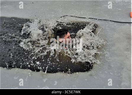 17. Januar 2020 - Fort McCoy, Wisconsin, USA - Ein Schüler des Fort McCoy Cold-Weather Operations Courses (CWOC) der Klasse 20-02 nimmt am 17. Januar 2020 an einem Tauchtraining im Big Sandy Lake am South Post in Fort McCoy, Wisconsin Teil. Die CWOC-Schüler werden in einer Vielzahl von Themen für kaltes Wetter geschult, darunter Schneeschuhtraining und Skifahren sowie im Umgang mit Akio-Schlitten und anderer Ausrüstung. Die Ausbildung konzentriert sich auch auf Gelände- und Wetteranalysen, Risikomanagement, Kaltwetterbekleidung, Entwicklung von Winterkampfpositionen auf dem Feld, Tarnung und Verschleierung sowie zahlreiche andere wichtige Bereiche Stockfoto