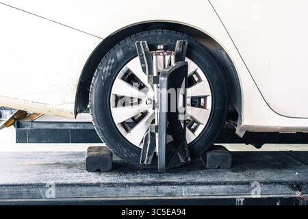 Radausrichtung oder Fahrzeugausrichtung mit Radarsensor auf Felge, Fahrzeugwartung, Reparatur der Fahrzeugaufhängung. Stockfoto