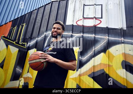 Ans, Belgien. 30. Juli 2025. Ajay Mitchell posiert für den Fotografen während einer Pressekonferenz zum NBA US Basketball Wettbewerb am Mittwoch, den 30. Juli 2025 in ans. Oklahoma City Thunder mit dem belgischen Point Guard Mitchell gewann die Liga. BELGA PHOTO ERIC LALMAND Credit: Belga News Agency/Alamy Live News Stockfoto
