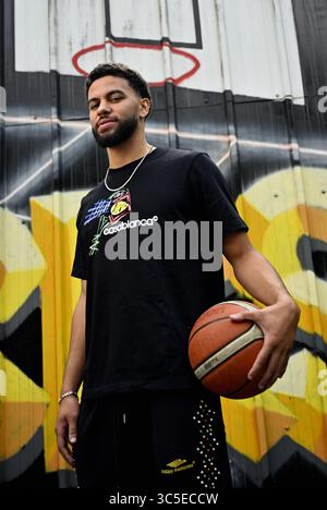 Ans, Belgien. 30. Juli 2025. Ajay Mitchell posiert für den Fotografen während einer Pressekonferenz zum NBA US Basketball Wettbewerb am Mittwoch, den 30. Juli 2025 in ans. Oklahoma City Thunder mit dem belgischen Point Guard Mitchell gewann die Liga. BELGA PHOTO ERIC LALMAND Credit: Belga News Agency/Alamy Live News Stockfoto