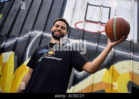 Ans, Belgien. 30. Juli 2025. Ajay Mitchell posiert für den Fotografen während einer Pressekonferenz zum NBA US Basketball Wettbewerb am Mittwoch, den 30. Juli 2025 in ans. Oklahoma City Thunder mit dem belgischen Point Guard Mitchell gewann die Liga. BELGA PHOTO ERIC LALMAND Credit: Belga News Agency/Alamy Live News Stockfoto