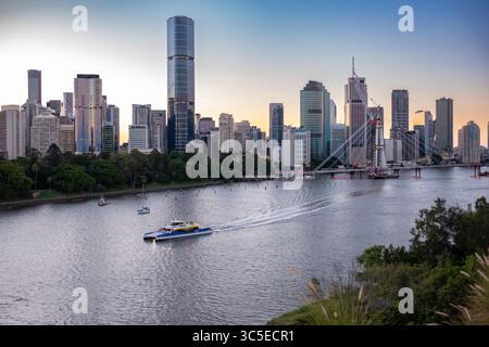 Ein atemberaubender Blick über den Brisbane River im Central Business District in der Abenddämmerung vom Kangaroo Point in Brisbane, Queensland, Australien. Stockfoto