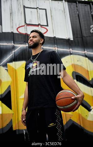 Ans, Belgien. 30. Juli 2025. Ajay Mitchell posiert für den Fotografen während einer Pressekonferenz zum NBA US Basketball Wettbewerb am Mittwoch, den 30. Juli 2025 in ans. Oklahoma City Thunder mit dem belgischen Point Guard Mitchell gewann die Liga. BELGA PHOTO ERIC LALMAND Credit: Belga News Agency/Alamy Live News Stockfoto