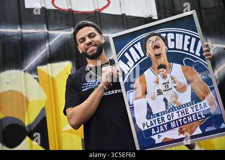 Ans, Belgien. 30. Juli 2025. Ajay Mitchell posiert für den Fotografen während einer Pressekonferenz zum NBA US Basketball Wettbewerb am Mittwoch, den 30. Juli 2025 in ans. Oklahoma City Thunder mit dem belgischen Point Guard Mitchell gewann die Liga. BELGA PHOTO ERIC LALMAND Credit: Belga News Agency/Alamy Live News Stockfoto