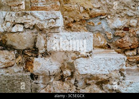Nahaufnahme der alten Steinmauer mit Treppen Stockfoto