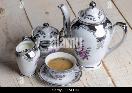 Vintage Porzellan Kaffeetasse Set auf weißem hölzernem Hintergrund von oben gesehen Stockfoto