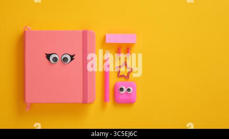 Rosafarbener Notizblock mit Augen und Wimpern und Filzstift, Büroklammern und Radiergummi. Platz für Ihren Text. Stockfoto