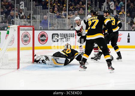 8. Februar 2020: Der rechte Flügel Phil Kessel (81) der Arizona Coyotes trifft gegen den Boston Bruins Torwart Jaroslav Halak (41) während des NHL-Spiels zwischen den Arizona Coyotes und den Boston Bruins im TD Garden in Boston, Mass. Boston besiegt Vancouver mit 4:0. Eric Canha/CSM(Kreditbild: &Copy; Eric Canha/CSM via ZUMA Wire) Stockfoto