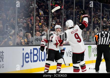 8. Februar 2020: Phil Kessel (81) feiert sein Tor während des NHL-Spiels zwischen den Arizona Coyotes und den Boston Bruins im TD Garden in Boston, Mass. Boston besiegt Vancouver mit 4:0. Eric Canha/CSM(Kreditbild: &Copy; Eric Canha/CSM via ZUMA Wire) Stockfoto