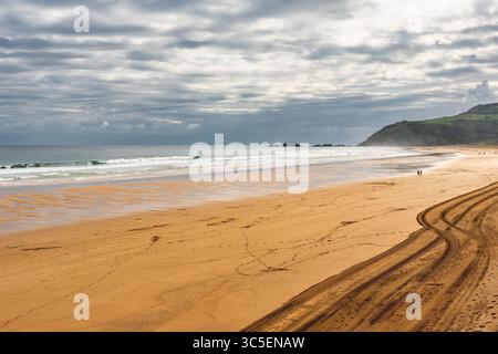 Riesiger Strand in der Stadt Zarauz mit goldenem Sand im Norden Spaniens, Baskenland. Stockfoto