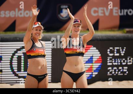 Düsseldorf, Deutschland. 30. Juli 2025. Beachvolleyball: Europameisterschaften, Gruppenbühne, Frauen, Rochusclub. Scampoli/Bianchi (Italien) - Schieder/Borger (Deutschland). Karla Borger (l) und Hanna-Marie Schieder feiern nach dem Spiel. Quelle: Marius Becker/dpa/Alamy Live News Stockfoto