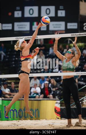 Düsseldorf, Deutschland. 30. Juli 2025. Beachvolleyball: Europameisterschaften, Gruppenbühne, Frauen, Rochusclub. Scampoli/Bianchi (Italien) - Schieder/Borger (Deutschland). Giada Bianchi (r) versucht, den Ball von Karla Borger zu blockieren. Quelle: Marius Becker/dpa/Alamy Live News Stockfoto
