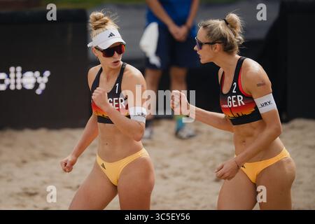Düsseldorf, Deutschland. 30. Juli 2025. Beachvolleyball: Europameisterschaften, Gruppenbühne, Frauen, Rochusclub. Paulikiene/Raupelyte (Litauen) - Bock/Lippmann (Deutschland). Linda Bock (l) und Louisa Lippmann feiern, nachdem sie einen Punkt erzielt haben. Quelle: Marius Becker/dpa/Alamy Live News Stockfoto