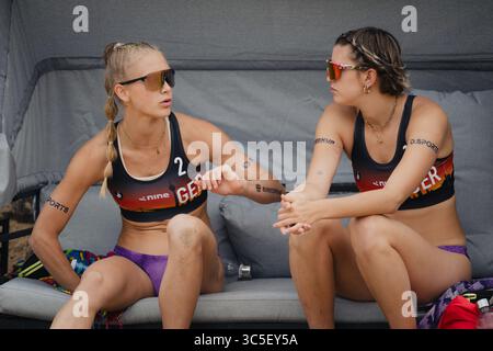 Düsseldorf, Deutschland. 30. Juli 2025. Beachvolleyball: Europameisterschaften, Gruppenbühne, Frauen, Rochusclub. Hladun/Lazarenko (Ukraine) - Uhl/Schürholz (Deutschland). Janne Uhl (l) und Paula Schürholz sitzen auf der Bank. Quelle: Marius Becker/dpa/Alamy Live News Stockfoto