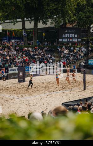 Düsseldorf, Deutschland. 30. Juli 2025. Beachvolleyball: Europameisterschaften, Gruppenbühne, Frauen, Rochusclub. Scampoli/Bianchi (Italien) - Schieder/Borger (Deutschland). Blick auf den Platz. Quelle: Marius Becker/dpa/Alamy Live News Stockfoto
