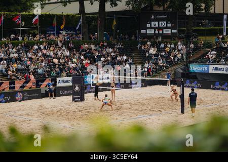Düsseldorf, Deutschland. 30. Juli 2025. Beachvolleyball: Europameisterschaften, Gruppenbühne, Frauen, Rochusclub. Scampoli/Bianchi (Italien) - Schieder/Borger (Deutschland). Blick auf den Platz. Quelle: Marius Becker/dpa/Alamy Live News Stockfoto