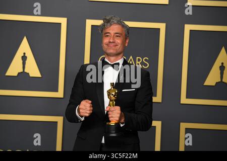 9. Februar 2020, Los Angeles, Kalifornien, USA: TAIKA WAITITI im Presseraum während der 92. Academy Awards, die von der Academy of Motion Picture Arts and Sciences (AMPAS) im Dolby Theatre in Hollywood verliehen wurden. (Bild: © Kevin Sullivan via ZUMA Wire) Stockfoto
