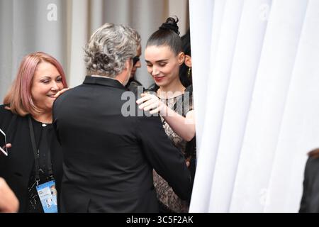 9. Februar 2020, Los Angeles, Kalifornien, USA: JOAQUIN PHOENIX UND ROONEY MARA während der Ankunft des roten Teppichs für die 92. Academy Awards, verliehen von der Academy of Motion Picture Arts and Sciences (AMPAS), im Dolby Theatre in Hollywood. (Bild: © Kevin Sullivan via ZUMA Wire) Stockfoto