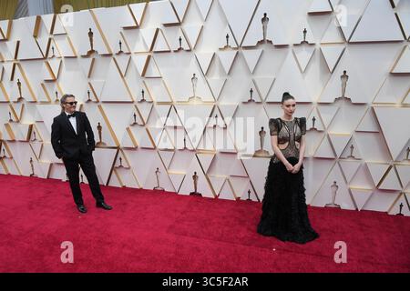 9. Februar 2020, Los Angeles, Kalifornien, USA: JOAQUIN PHOENIX UND ROONEY MARA während der Ankunft des roten Teppichs für die 92. Academy Awards, verliehen von der Academy of Motion Picture Arts and Sciences (AMPAS), im Dolby Theatre in Hollywood. (Bild: © Kevin Sullivan via ZUMA Wire) Stockfoto