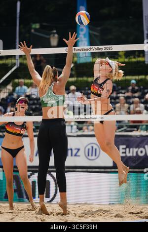 Düsseldorf, Deutschland. 30. Juli 2025. Beachvolleyball: Europameisterschaften, Gruppenbühne, Frauen, Rochusclub. Scampoli/Bianchi (Italien) - Schieder/Borger (Deutschland). Giada Bianchi (M) versucht, den Ball vor Karla Borger (r) zu blockieren. Quelle: Marius Becker/dpa/Alamy Live News Stockfoto