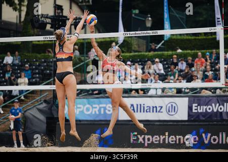 Düsseldorf, Deutschland. 30. Juli 2025. Beachvolleyball: Europameisterschaften, Frauen, Gruppenbühne, Rochusclub. Müller/Tillmann (Deutschland) - Carro/Carro (Spanien). Svenja Müller (l) versucht Marta Carro einen Ball zu blockieren. Quelle: Marius Becker/dpa/Alamy Live News Stockfoto