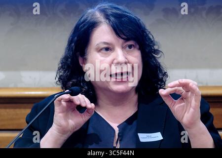 Stefania Maurizi, giornalista, alla Presentazione del rapporto 'da un'economia di Occupazione a un'economia di genocidio' di Francesca Albanese, Relatrice speciale ONU sui Territori palestinesi Occupati. Senato A Roma Mercoledì 30 Luglio 2025. (foto Mauro Scrobogna/LaPresse) Stefania Maurizi, Journalist, bei der Vorstellung des Berichts "von einer Wirtschaft der Besatzung zu einer Wirtschaft des Völkermords" von Francesca Albanese, UN-Sonderberichterstatterin für die besetzten palästinensischen Gebiete. Senat in Rom am Mittwoch, 30 2025. Juli. (Foto: Mauro Scrobogna/LaPresse) Stockfoto