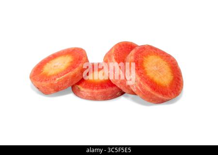Ganze Karotten und runde Stücke isoliert auf weißem Hintergrund. Ganze und in Scheiben geschnittene Karotten, isoliert auf weißem Hintergrund. Stockfoto