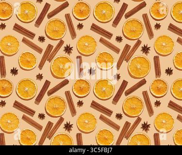 Wintermuster mit getrockneten Orange, Zimt, Badiansternen auf hellem cremefarbenen Hintergrund. Weihnachts- oder Neujahrskonzept. Flache Lage, Draufsicht. Stockfoto