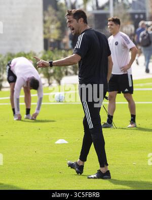 9. Februar 2020, Fort Lauderdale, FL, USA: Inter Miami CF-Cheftrainer Diego Alonso spricht am Montag, 10. Februar, mit seinen Spielern auf dem Feld während Inter Miamis erstem Training auf ihrem neuen Trainingsgelände, dem ehemaligen Lockhart Stadium, in Fort Lauderdale, Florida. 2020. (Bild: © TNS via ZUMA Wire) Stockfoto
