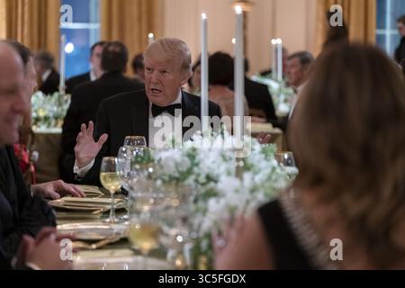 Februar 2020, Washington, DC, Vereinigte Staaten von Amerika: US-Präsident Donald Trump und First Lady Melania Trump unterhalten sich mit Gästen während des Governors Ball im East Room des Weißen Hauses 9. Februar 2020 in Washington, DC. (Bild: © Shealah Craighead/White House/Planet Pix via ZUMA Wire) Stockfoto
