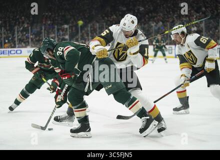 11. Februar 2020, Minneapolis, MN, USA: Minnesota Wild Right Wing Ryan Hartman (38) kämpft 2020 im Xcel Energy Center in St. Paul, Minn. (Credit Image: © TNS via ZUMA Wire) um die Kontrolle über den Puck, während er von Jon Merrill (15) verteidigt wird. Stockfoto
