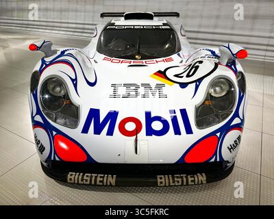 Vorderansicht eines farbenfrohen Porsche GT1 Rennwagens mit lebhaften Sponsorlackierungen, die Motorsport-Design, Geschwindigkeit und Renntradition hervorheben. Stockfoto