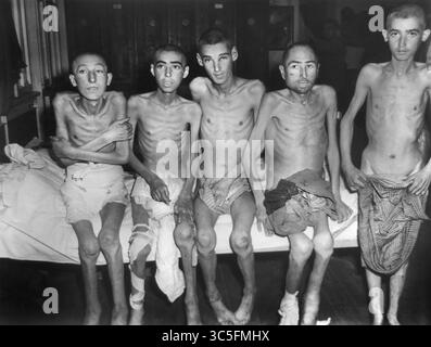 16. Januar 2020, Deutschland: Fünf hungernde Männer im deutschen Konzentrationslager zur Zeit der Befreiung durch die US-Armee, Foto vom Signal Corps der US-Armee, April 1945 (Foto: © JT Vintage/Glasshouse Via ZUMA Wire) Stockfoto