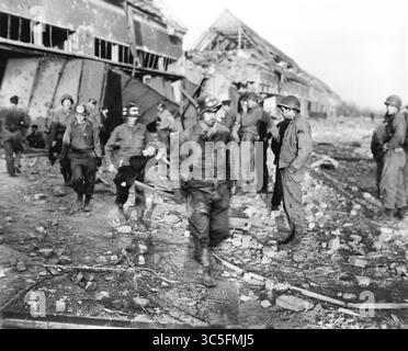 16. Januar 2020, Deutschland: Polnischer Laborant wird von amerikanischen Ärzten zur Zeit der Befreiung im deutschen Sklavenarbeitslager von der US-Armee in Nordhausen, Deutschland, Foto von Roberts für das Signal Corps der US-Armee, April 1945 (Credit Image: © JT Vintage/Glasshouse Via ZUMA Wire) Stockfoto
