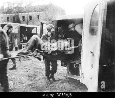 16. Januar 2020, Deutschland: Amerikanische Ärzte stellen einen verletzten deutschen Sklaven in Krankenwagen im Deutschen Sklavenarbeitslager zur Zeit der Befreiung durch die US Army, Nordhausen, Deutschland, Foto von Roberts für das US Army Signal Corps, April 1945 (Credit Image: © JT Vintage/Glasshouse Via ZUMA Wire) Stockfoto