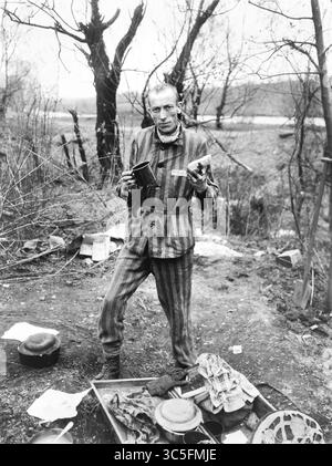 16. Januar 2020, Deutschland: Belgischer Gefangener im deutschen Sklavenarbeitslager zur Zeit der Befreiung durch die US-Armee, Nordhausen, Deutschland, Foto von Myers für das US-Army Signal Corps, April 1945 (Credit Image: © JT Vintage/Glasshouse Via ZUMA Wire) Stockfoto
