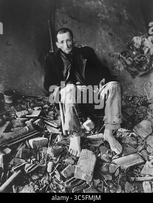 16. Januar 2020, Deutschland: Französischer Gefangener sitzt in Trümmern und wartet auf einen Krankenwagen, der ihn zum Zeitpunkt der Befreiung in das deutsche Sklavenarbeitslager bringt, von der US-Armee, Nordhausen, Deutschland, Foto von Roberts für das Signal Corps der US-Armee, April 1945 (Credit Image: © JT Vintage/Glasshouse Via ZUMA Wire) Stockfoto