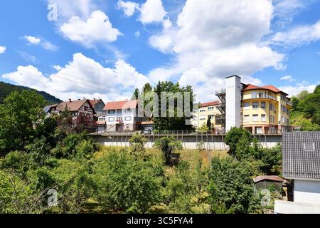 Forbach, Deutschland - 12. Juli 2025: Von Bäumen umgebene Gebäude in Forbach. Malerischer Sommerblick auf die Schwarzwaldstadt unter blauem Himmel Stockfoto
