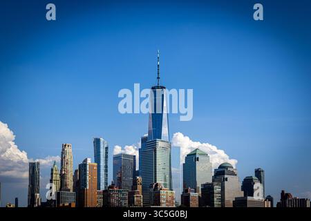 One World Trade Centre in New York City vom Wasser aus Stockfoto